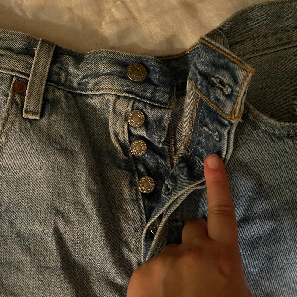 Levi 501 Jean Shorts - Picture 3 of 7